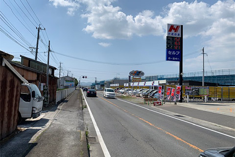 1.雲仙方面から進んでガソリンスタンド「平尾商事」が右手に見えます。